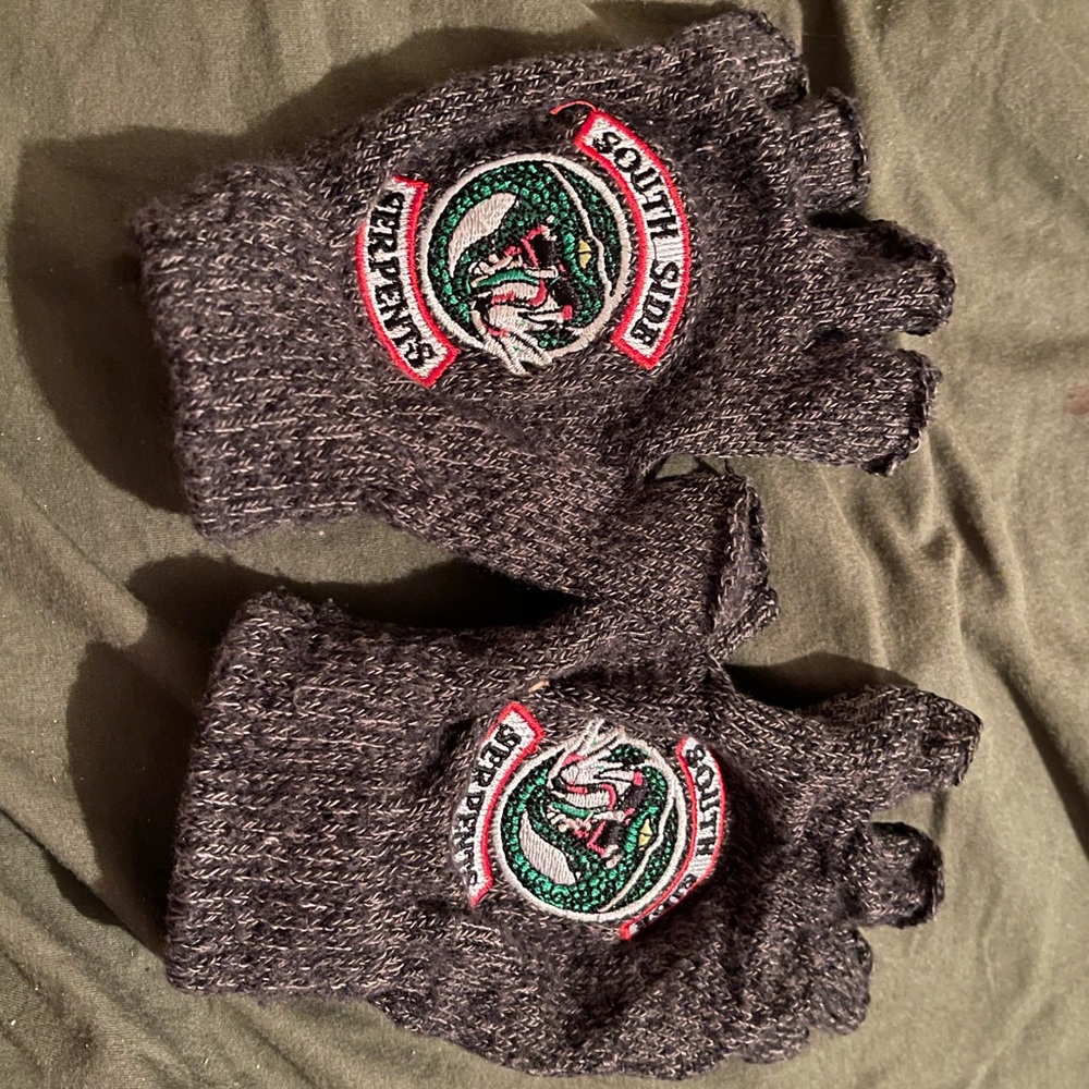 Riverdale gloves